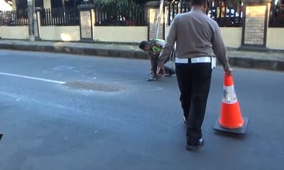 Polisi Olah TKP Kecelakaan Sedan vs Motor