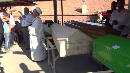 Çorum Tır'la Çarpışan Otomobilde Ölen 5 Kişi Son Yoculuklarına Uğurlandı