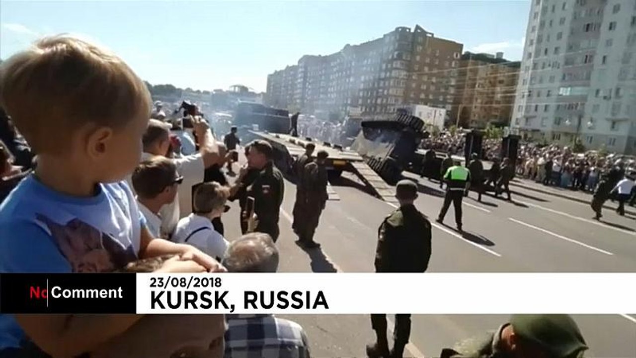 Russischer T-34 Panzer stürzt von Transportfahrzeug