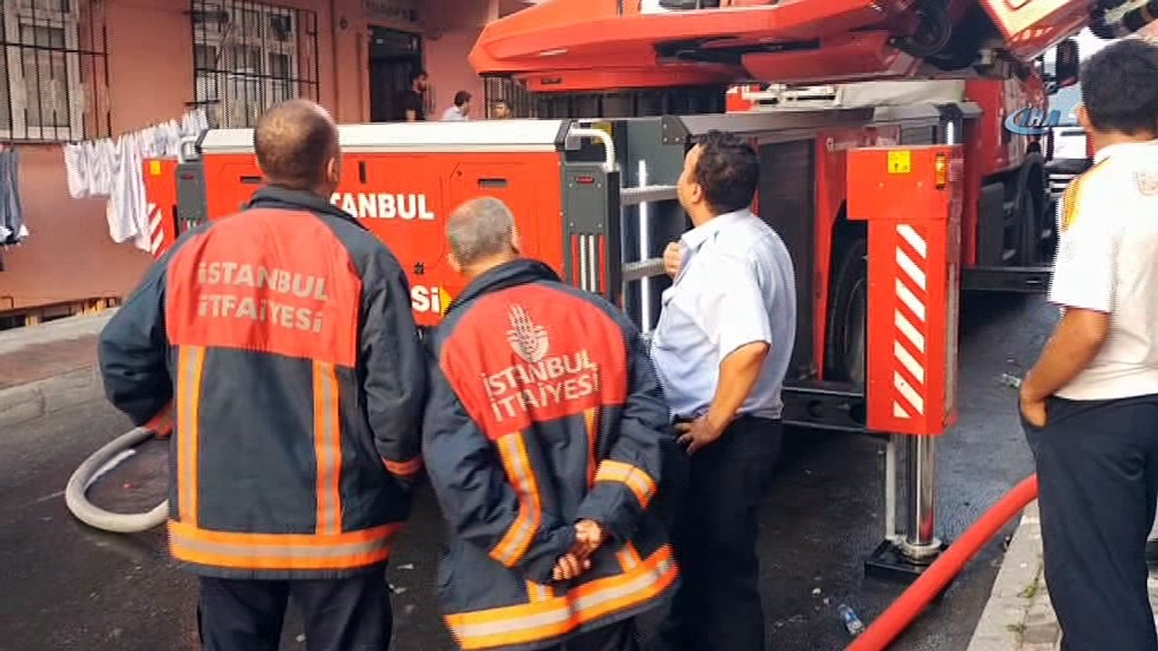 Bağcılar’da korkutan yangın, çatı katı alev alev yandı