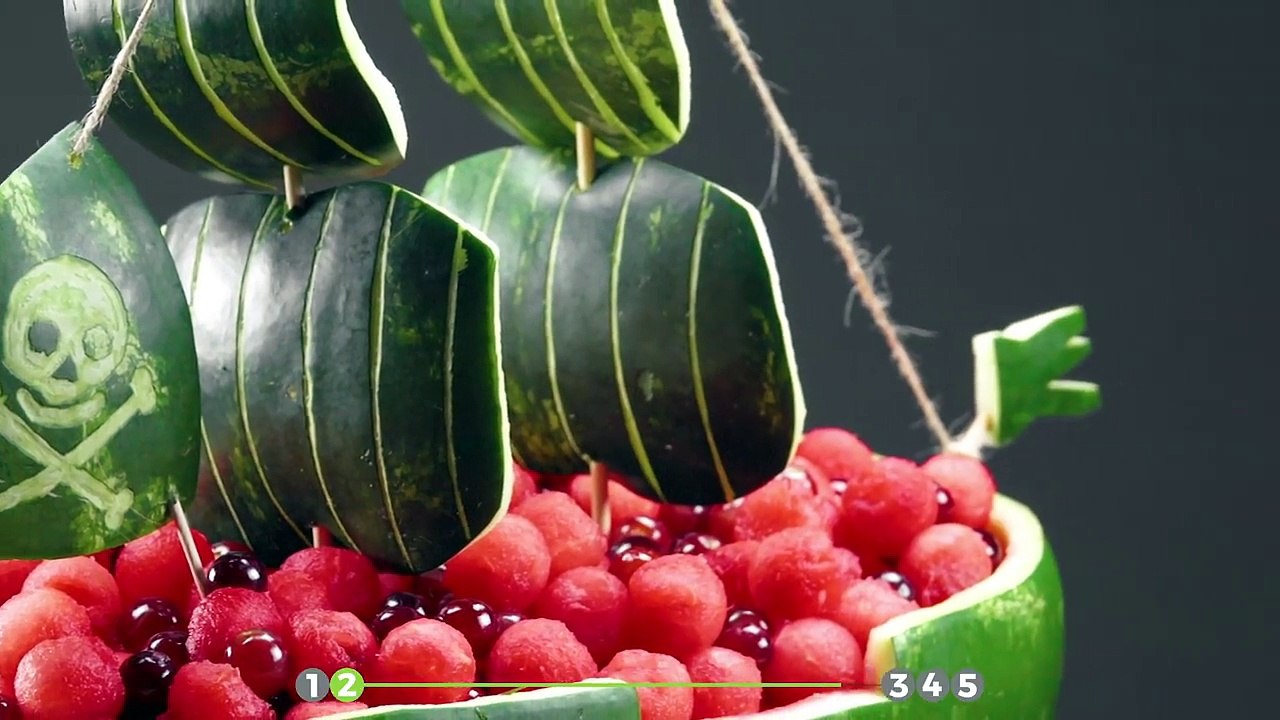 Stich die abgeschabte melonenschale rund aus. am ende machst du wortwörtlich augen!