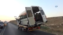 Yolcu Minibüsü İl Otomobil Çarpıştı: 8 Yaralı