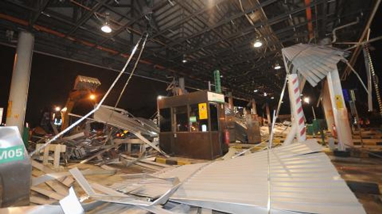 Strong winds bring down ceiling of Bukit Raja toll plaza