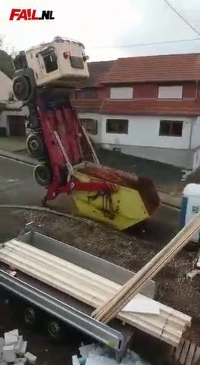 Un conducteur de camion un peu trop ambitieux... FAIL