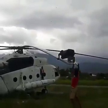 Des enfants jouent sur les pales d'un hélicoptère... Fou