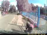 Ce motard fait une terrible chute et se relève sans une égratignure... Chanceux