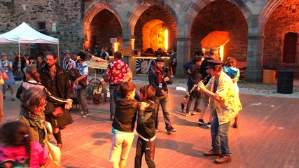 Une scène fest-noz au cœur du château de Vitré
