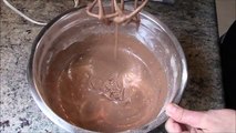 Bizcocho de chocolate al microondas (tierno y esponjoso en sólo 5 minutos)