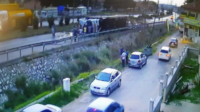 Direksiyon hakimiyetini kaybetti, karşı şeride geçti...Facianın eşiğinden dönülen anlar kamerada