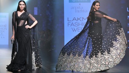 Télécharger la video: Karishma Kapoor walks the ramp for Arpita Mehta at Lakme Fashion Week 2018; Watch Video | FilmiBeat