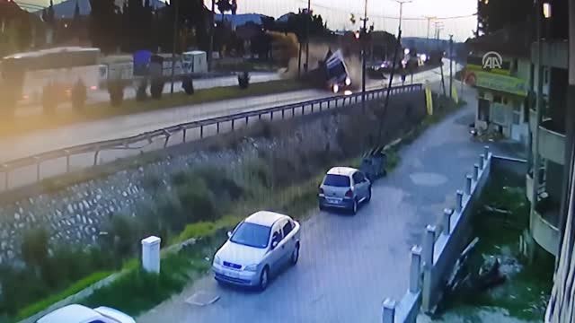 Tırın Devrilme Anı Güvenlik Kamerasında