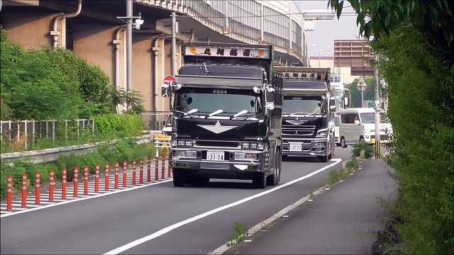 - Decorator Mani warrior - Maruishin Fleet Double muffler second generation Maru Xiang & Third generation Maruo Xi rendezvous traveling Fuchigami Kogyo-＊デコトラ マニ割り＊　丸翔船団 ダブルマフラーの二代目丸翔＆三代目丸翔　ランデブー走行　渕上興業