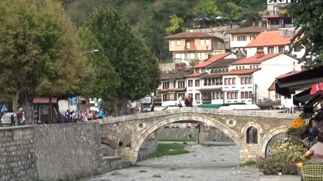 Prizen-Özel-Hd) - Avrupa'nın Göbeğinde Asma Kilit Çılgınlığı- Asma Kilidini Yanına Alan Genç...