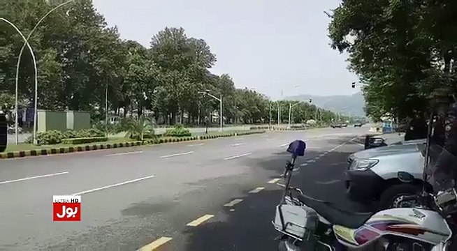 PM Imran Khan Traveling With Out Protocol On Roads