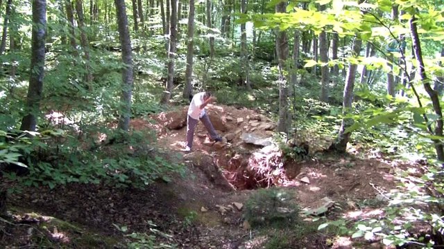 Tarihi manastırları arkeologlar yerine defineciler kazıyor