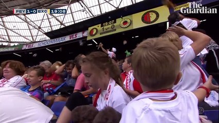 Des enfants d'un hopital invités à un match de foot recoivent une pluie de cadeaux