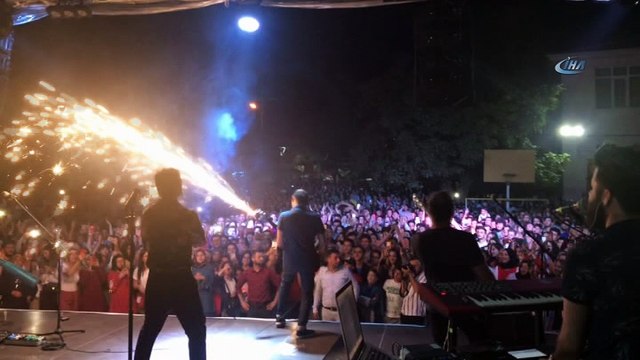 Herkes onu o ise minik hayranının fotoğrafını çekmek için dakikalarca uğraştı