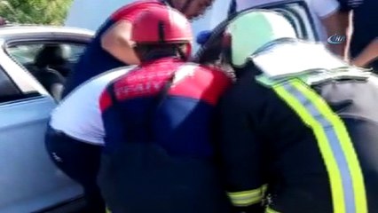 Kontrolden çıkan araç mezarlık girişine çarptı: 1 ölü, 4 yaralı