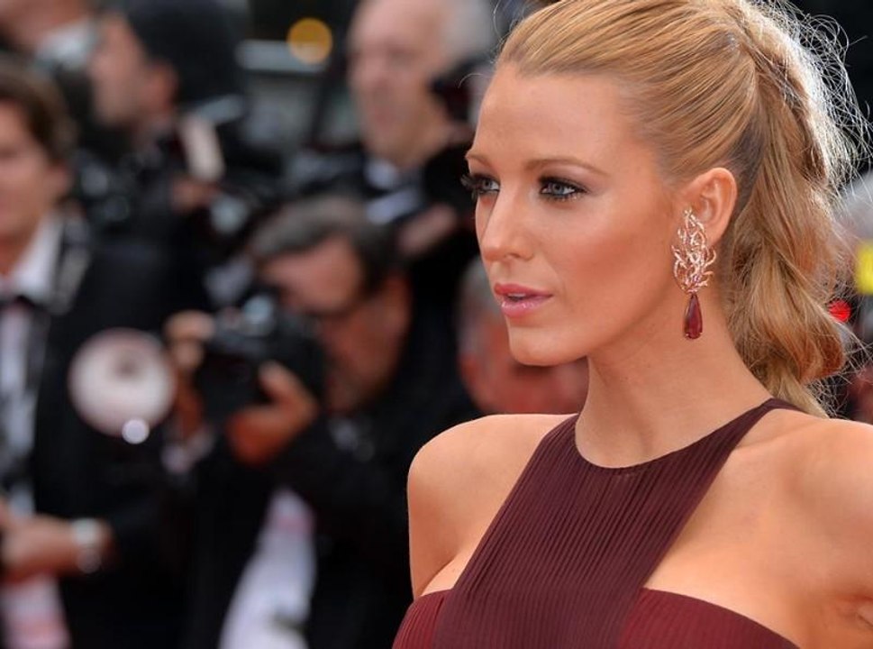 Caliente : Blake Lively, maman et terriblement sexy !