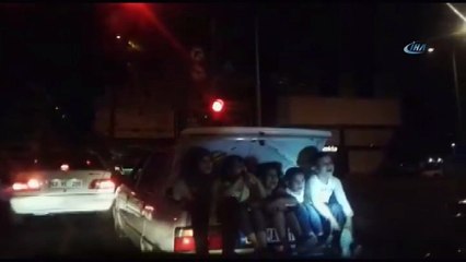 Otomobil bagajında 5 çocuğun tehlikeli yolculuğu korkuttu
