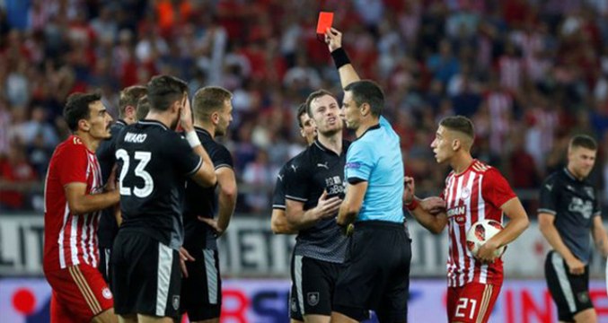 Olympiakos Başkanı Evangelos Marinakis, 13 Adamla Hakem Odası Bastı