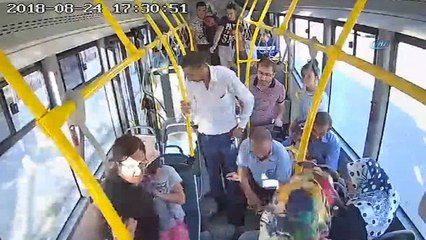 Kalp krizi geçiren yolcuyu kucağında taşıdı...O anlar kamerada