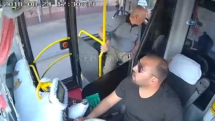 Kalp Krizi Geçiren Yolcuyu Kucağında Taşıdı...o Anlar Kamerada