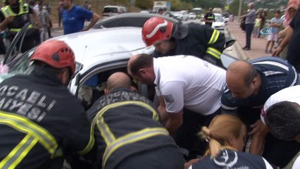 Kontrolden çıkan 2 otomobil kafa kafaya çarpıştı: 1’i ağır 3 yaralı
