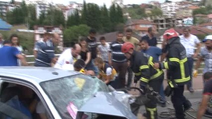 Kontrolden Çıkan 2 Otomobil Kafa Kafaya Çarpıştı: 1'i Ağır 3 Yaralı