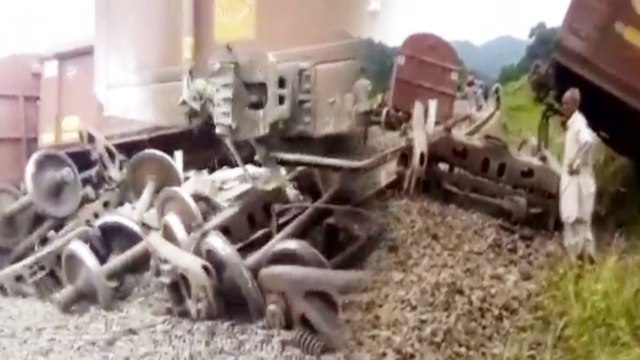 Assam : 15 Coaches of Goods Train derailed near Digaru Railway Station | Oneindia News