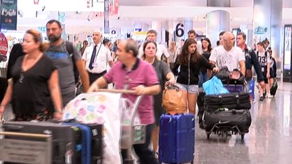 Atatürk Havalimanı’nda bayram dönüşü yoğunluğu sürüyor