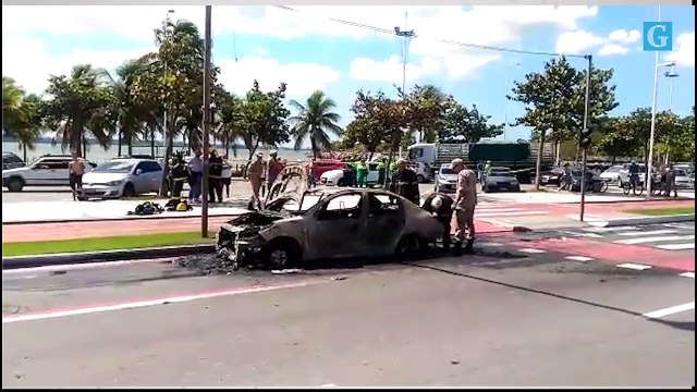Carro pega fogo na Dante Michelini