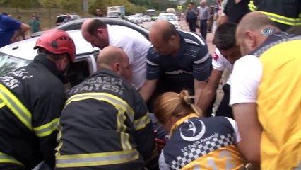 Kontrolden Çıkan 2 Otomobil Kafa Kafaya Çarpıştı: 1’i Ağır 3 Yaralı