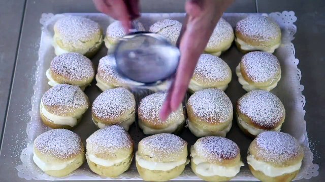 Ecco le Brioche NUVOLE RIPIENE o fiocchi di neve ☁️❄️ Ricetta facile delle deliziose brioche ripiene di crema al latte e panna.SCOPRI DI PIU' ▶︎