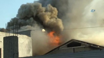 Arnavutköy'de Bir Fabrikada Yangın Çıktı. Olay Yerine Çok Sayıda İtfaiye Ekibi Sevk Edildi