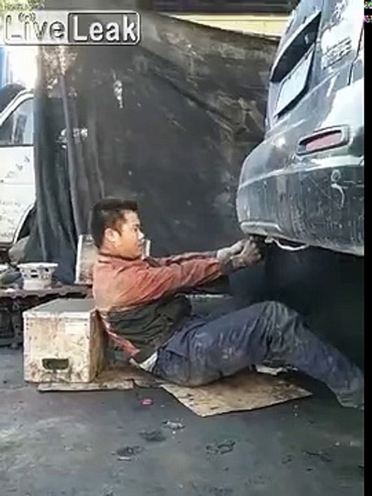 Ce garagiste est repeint en débouchant un pot d'échappement de voiture