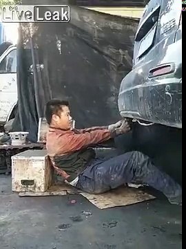 Ce garagiste est repeint en débouchant un pot d'échappement de voiture