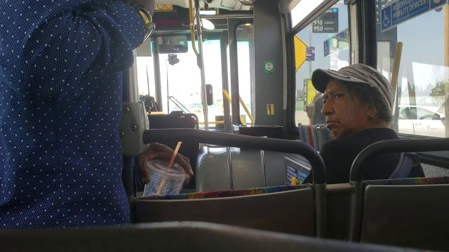 Elle ne laisse pas sa place à un handicapé dans le bus !