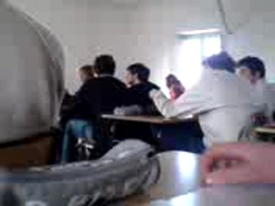 En philo avec lucas : 35 élèves pr une class de 34...