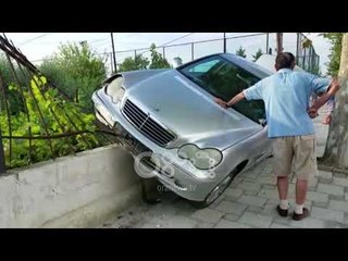 Ora News - Shikoni si ka përfunduar makina në Sheq të Fierit