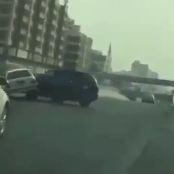 2 conducteurs un peu sur les nerfs se poussent l'un l'autre sur l'autoroute