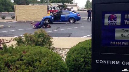 Il vient commander au drive et assiste à un joli spectacle...