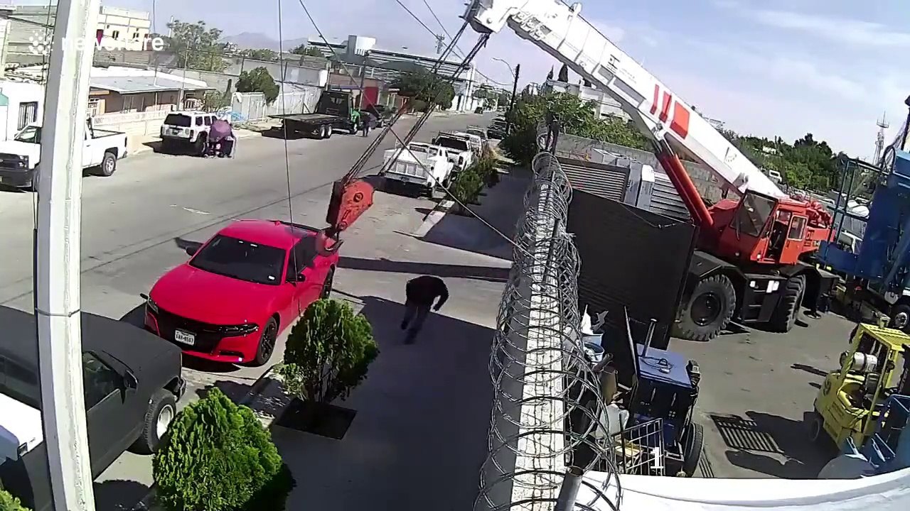 Un homme et une voiture très chanceux... Bon karma