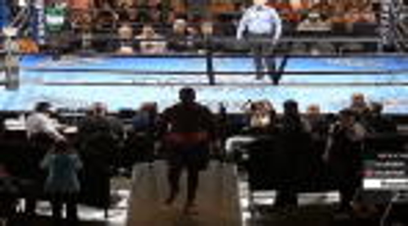 Boxer walks out after first bell in protest over pay