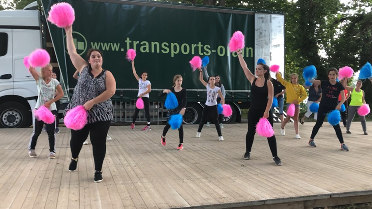 Les majorettes se préparent pour la 40e Fête de la fanfare