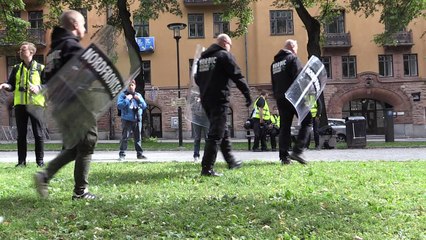 Neonazistas protestam em Estocolmo sob vaias