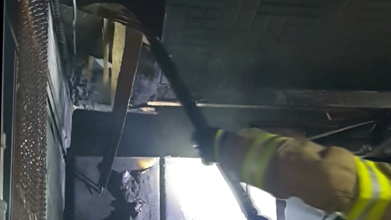 부산 아파트에서 불...인명피해 없어 / YTN