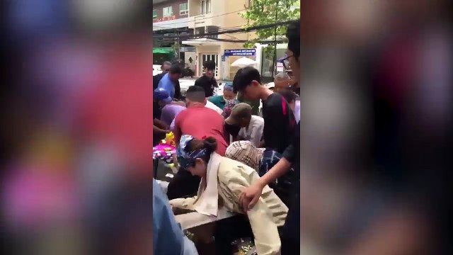 Chết cười màn giật cô hồn nhanh như tia chớp: Cô hồn cũng phải cười méo mặt nhường sân