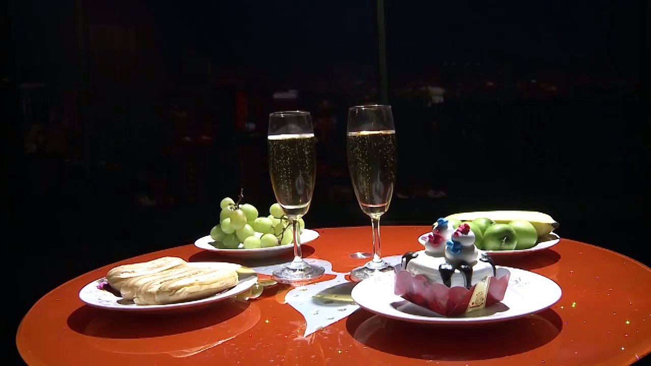 Dân mạng tiếp tục hết hồn vì cặp đôi tham gia show truyền hình hôn nhau đến... tụt cả áo