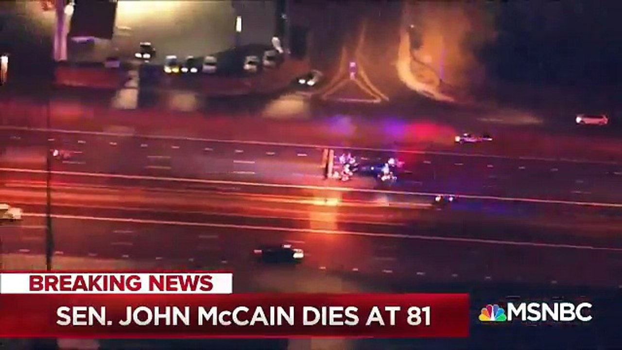 Les chaines de télé américaines diffusent en direct le parcours du convoi qui transporte le corps du sénateur John McCain
